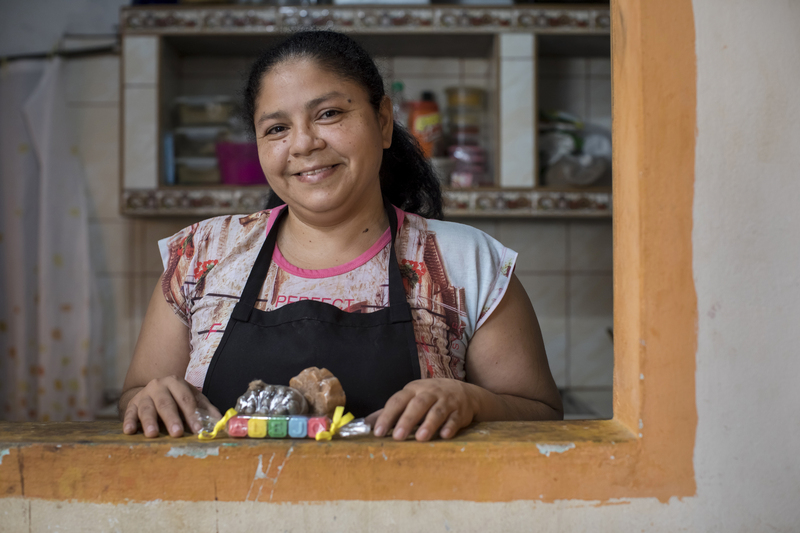 Mujer con delantal en su negocio