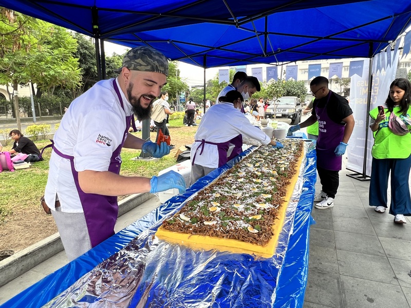 Hombre vendiendo en mercado al aire libre
